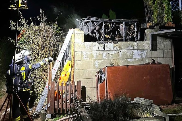 Die Gartenhtte und die verkohlten be...zzis auf dem Tllinger Berg in Lrrach  | Foto: Freiwillige Feuerwehr Lrrach