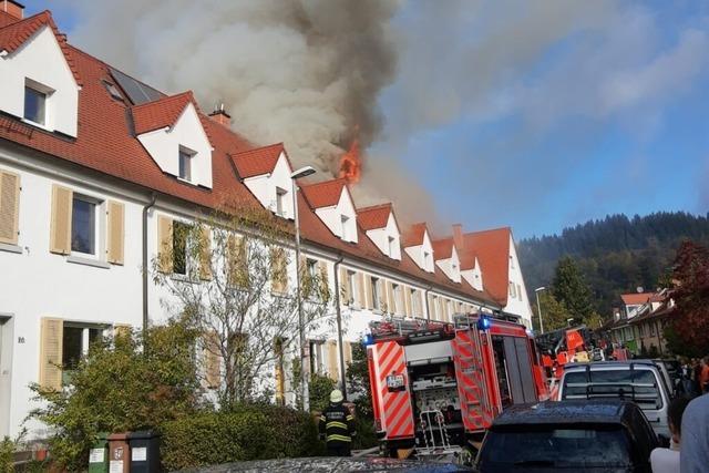 Vollbrand in Reihenhaus in Freiburg-Waldsee zieht drei Nachbargebäude in Mitleidenschaft