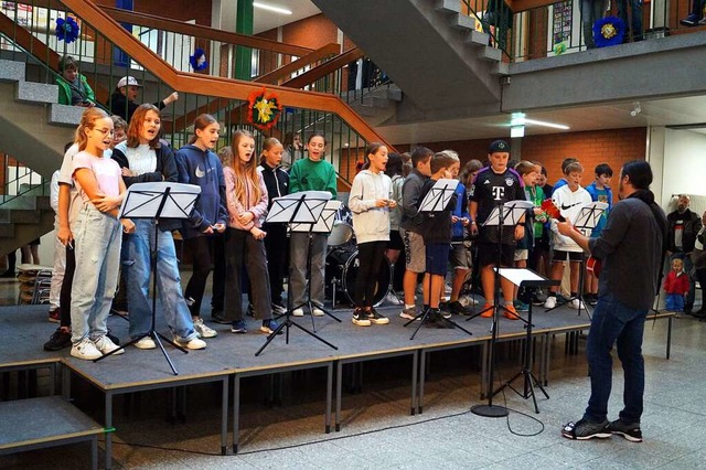 Beim Tag der offenen Tr spielte die M...eitung von Daniel Kiefer im Foyer auf.  | Foto: Silke Hartenstein