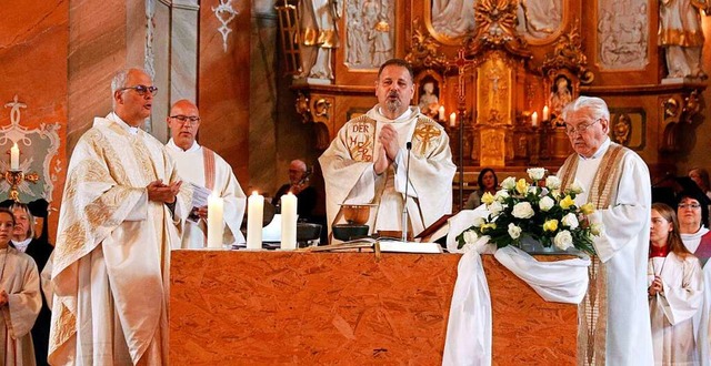 Pfarrer Steffen Jelic (Zweiter von rec...er und Pfarrer Felix Baumann (rechts).  | Foto: Heidi Fel