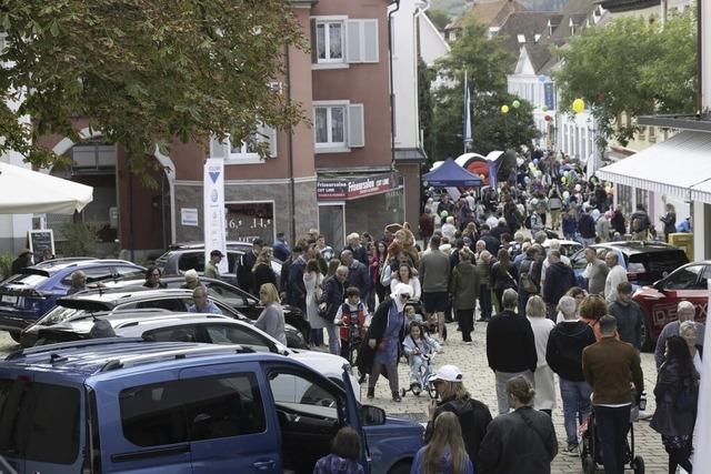 Autos, offene Geschfte und viele Aktionen