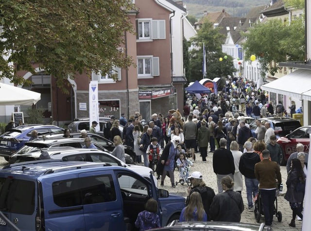 Menschen aus der ganzen Umgebung kamen...n Sonntag mit Autoschau nach Mllheim.  | Foto: Volker Mnch