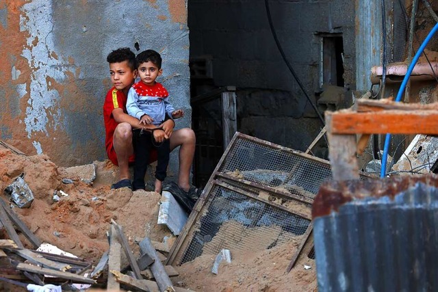 Palstinensische Kinder nach einem Luftangriff im Gazastreifen.  | Foto: SAID KHATIB