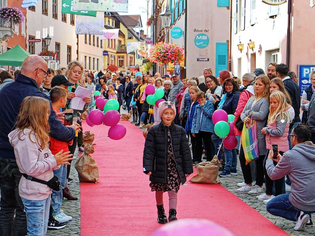 Auf dem roten Teppich ber die Hauptstrae ging es fr die kleinen Models bei einer Kindermodenschau von Lollipop Kindermode.