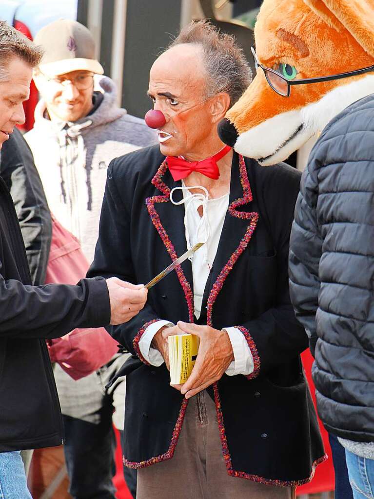 Fr berraschend-unterhaltsame Begegnung sorgte Clown Calli in der Innenstadt.