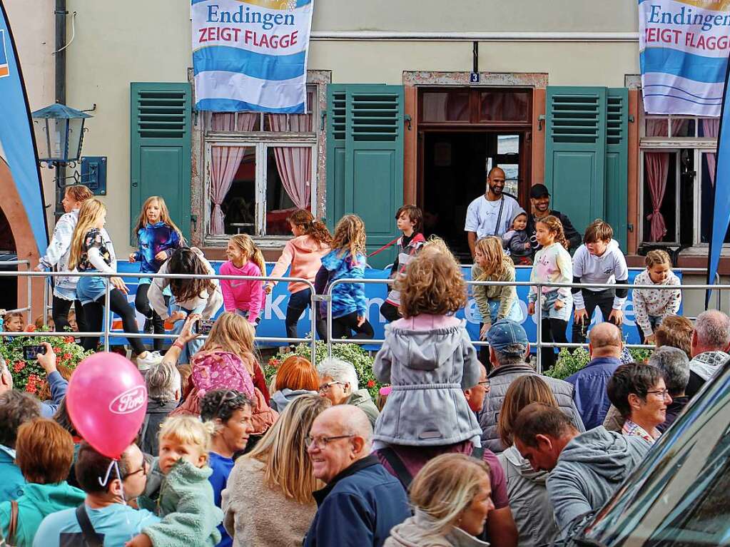 Bunte Tanzshow vor groem Publikum am Sonntagnachmittag auf der Volksbankbhne am Marktplatz<BU_ALT></BU_ALT>