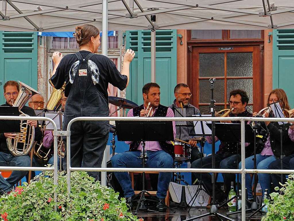 "Gastdirigentin" fr die Blasmusikkapelle am Samstagnachmittag auf der Volksbankbhne am Marktplatz