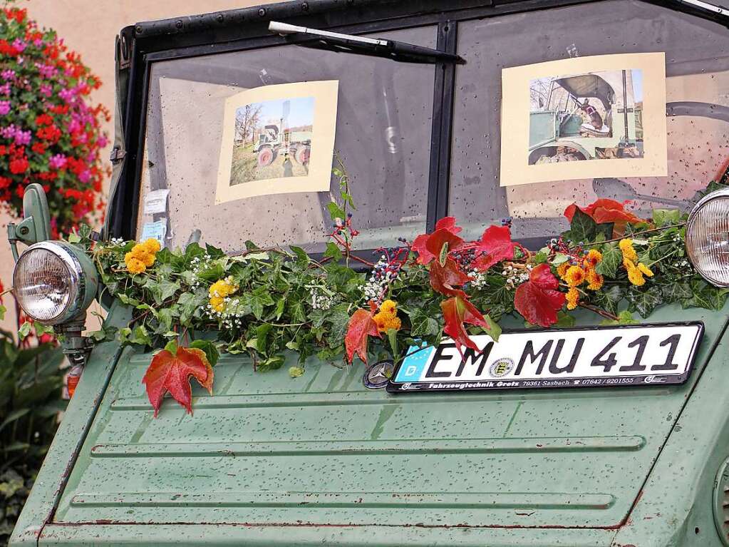 Liebevoll dekoriert prsentierte sich dieser Oldtimer-Unimog auf dem Marktplatz den Besuchern.