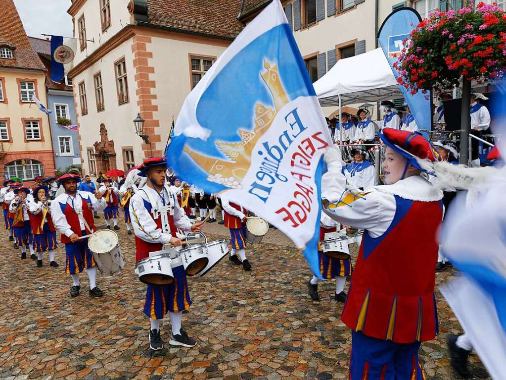 Der Fanfarenzug Rust mit seinen Fahnenschwingern bei der Erffnung der Leistungsschau "Endingen zeigt Flagge" am Samstag.