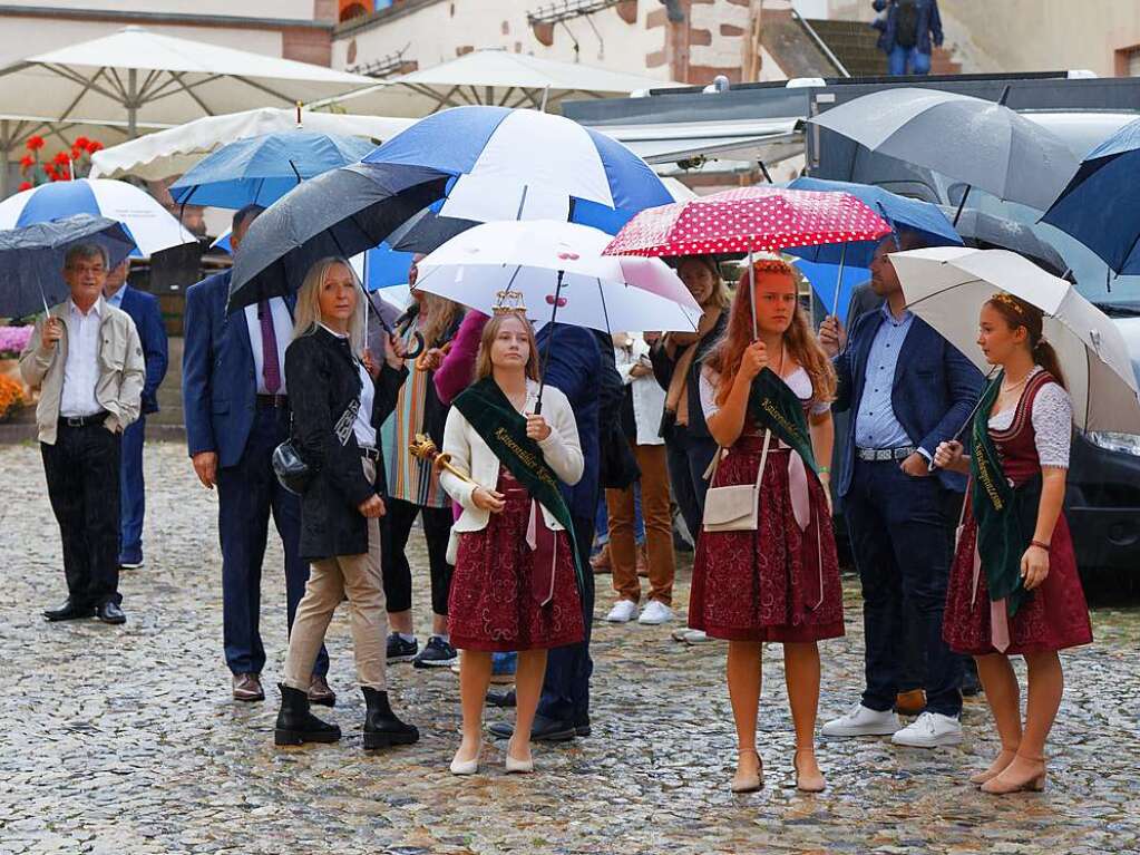 Gut beschirmt: Pnktlich zur Erffnung der Leistungsschau "Endingen zeigt Flagge" setzte am Samstag der Regen ein