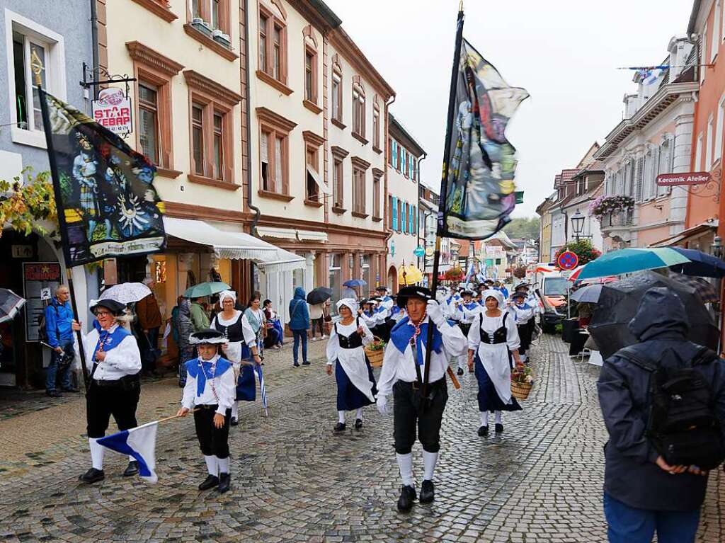 Aufmarsch des Brgerwehr-Spielmannszugs bei der Erffnung der Leistungsschau "Endingen zeigt Flagge" am Samstag.