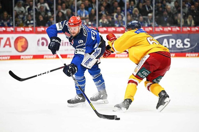 Sebastian Uvira (links) erzielte zwei ...ild Wings beim Sieg gegen Dsseldorf.   | Foto: Eibner-Pressefoto/Sven Laegler