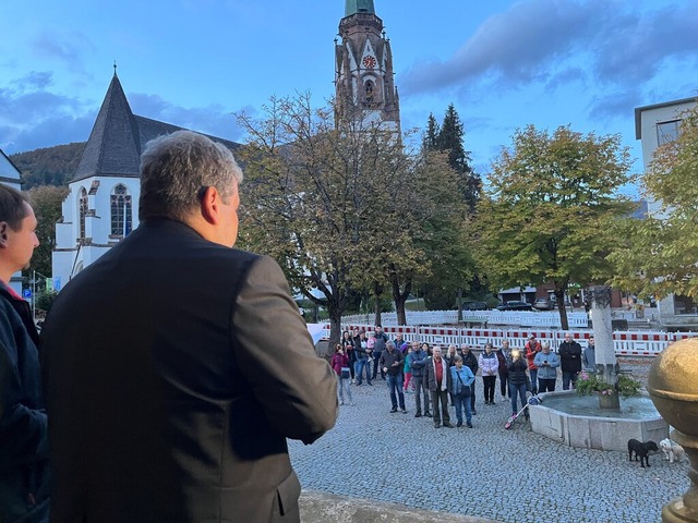 Brgermeister Peter Schelshorn verkndet vor vielen Zuschauern das Ergebnis.  | Foto: Sarah Trinler