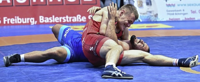 RKG-Ringer Valentin Petic (in Rot) sch...en Viernheimer Gegner Vasile Dosoftei.  | Foto: Achim Keller