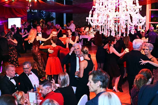 Dem Motto &#8222;Rouge et Noir&#8220; ...lhaus Freiburg der Tanzschule Gutmann.  | Foto: Thomas Kunz