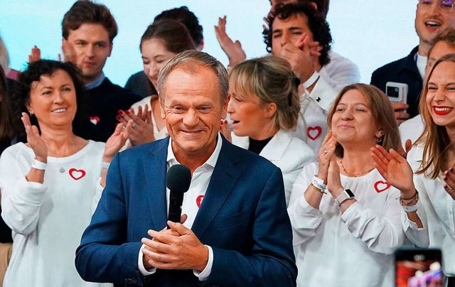 Donald Tusk in der Parteizentrale bei der Verkndung der Wahlprognose  | Foto: JANEK SKARZYNSKI (AFP)