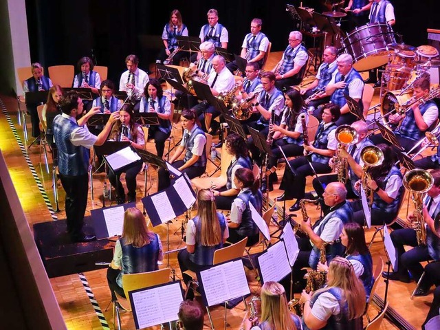 Die Wehrer Stadtmusik spielte ihr  tra...s neuen Dirigenten Jonathan Eberstein.  | Foto: Gerd Leutenecker