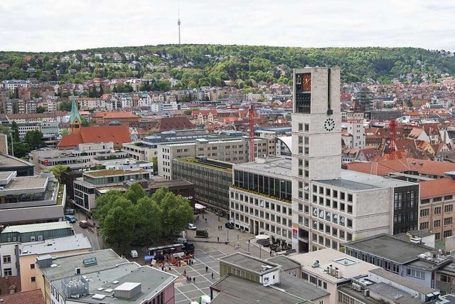 Das Stuttgarter Rathaus mit dem davor liegenden Marktplatz  | Foto: Marijan Murat (dpa)