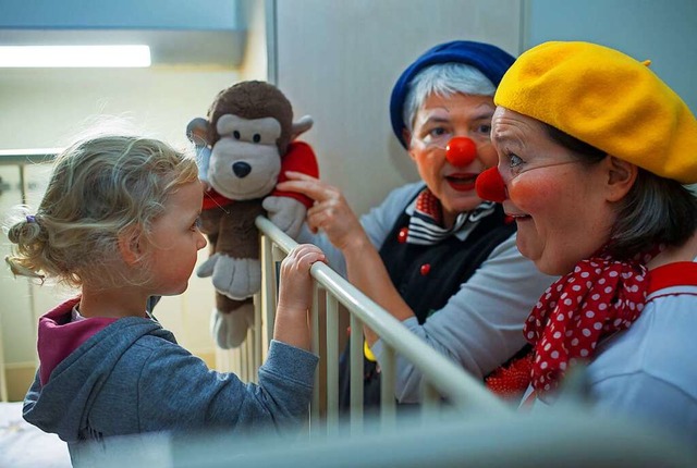 Klinikclowns kommen in die Krankenhus...chnern und sie zum Lachen zu bringen.  | Foto: Jens Bttner