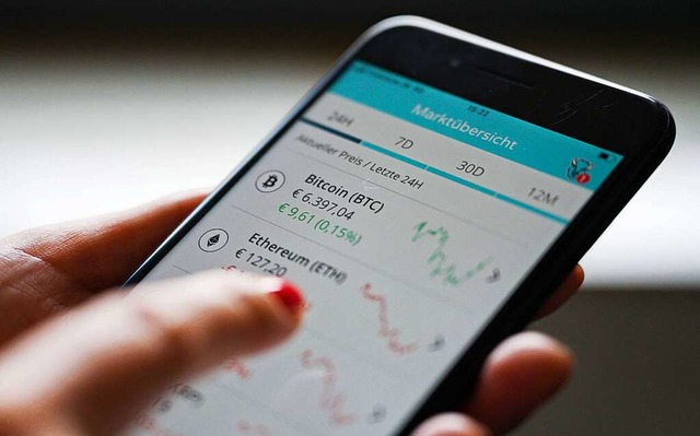 Die Kryptowhrung, also das digitale G...ber Apps mit dem Handy gekauft werden.  | Foto: Marijan Murat (dpa)