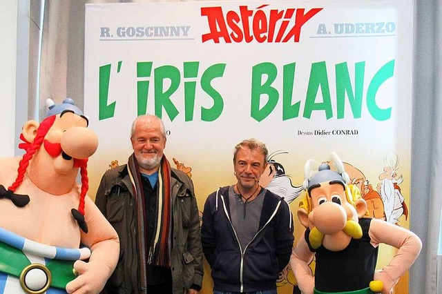 Didier Conrad (2.v.l) und Fabcaro (2.v...guren Asterix (r) und Obelix zusammen.  | Foto: Sabine Glaubitz (dpa)