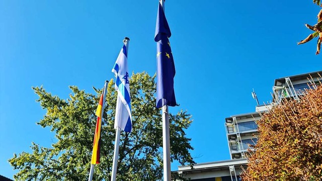 Die israelische Flagge (Mitte) wehte n...reitag vor dem Rathaus in Rheinfelden.  | Foto: Stefan Ammann