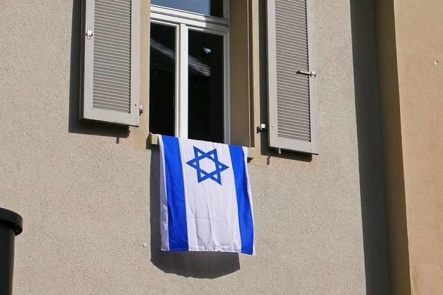 Israelische Flagge am evangelischen Pfarrhaus in Bad Sckingen mit Eiern beworfen