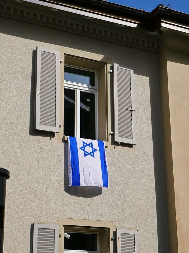 Seine Solidaritt mit Israel hat der e...und Fassade mit Eiern beworfen wurden.  | Foto: Michael Gottstein