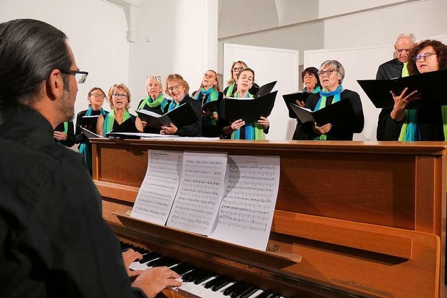 Chorleiter Neal Banerjee begleitete am Klavier.  | Foto: Heidrun Simoneit