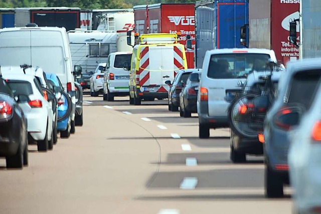 Autos bilden eine Rettungsgasse (Symbolbild).  | Foto: Soeren Stache (dpa)