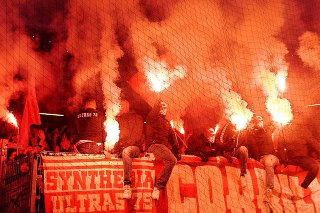 Fans von Freiburg znden Pyrotechnik auf der Tribne.  | Foto: Marcus Brandt (dpa)