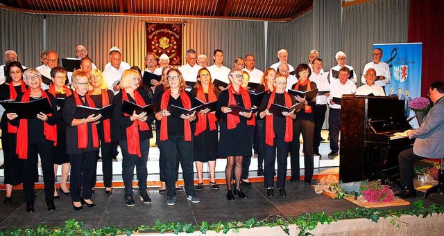 Der gemischte  Projektchor der Sngerr...heimweiler sang beim Jubilumskonzert.  | Foto: Reiner Beschorner