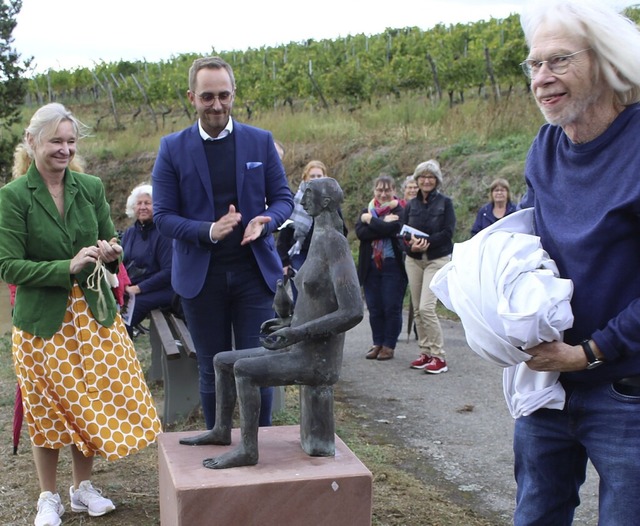 Bildhauer Hubert Lang (rechts) enthll...nks) und Brgermeister Benjamin Bohn.   | Foto: Eva Buchholz