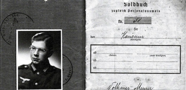 Der junge Volkmar Meurer mit einem Foto in seinem Soldbuch  | Foto: Archiv: Norbert Klein