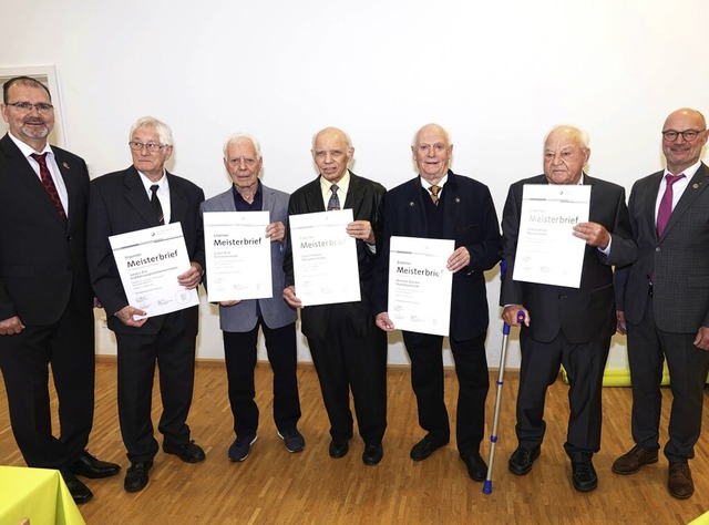 Fnf Jubilare wurden mit Diamantenen M...r Kreishandwerkerschaft ausgezeichnet.  | Foto: Dieter Erggelet