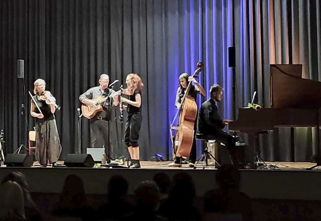 Die Klezmer-Band Mischpoke beim Auftritt in der Boehle-Halle  | Foto: Julian Burmeister