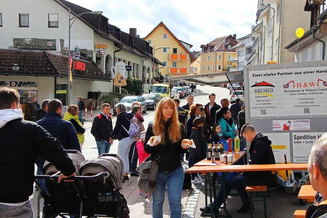Shoppen macht hungrig. Zum Essen und T...  vor den Verpflegungsstnden nieder.   | Foto: Heidi Rombach
