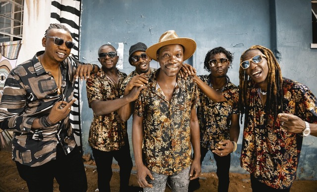 In der Musik der Band Mokoomba aus Sim...le des afrikanischen Kontinents Platz.  | Foto: Kundai Taz