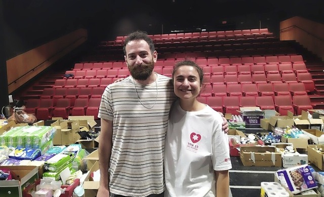 Tzivia Guggenheim (rechts) und Yotam T...entrum in der Jerusalemer Filmakademie  | Foto: Maria Sterkl