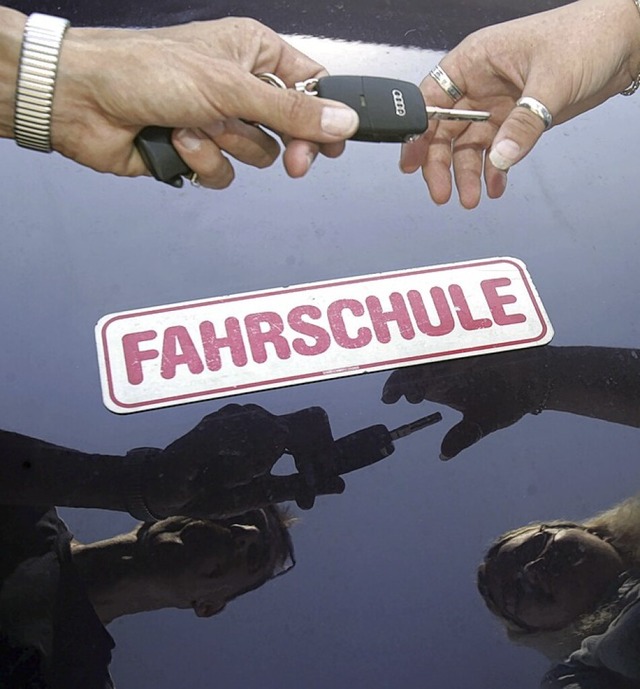 Wer Autofahren will, muss  Fahrschule und Prfung absolvieren.  | Foto: Marcus Fhrer (dpa)