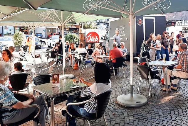 Der Inhaber des Eiscafs in Gundelfing...eiten wegen der Straenbahn wegfallen.  | Foto: Andrea Steinhart