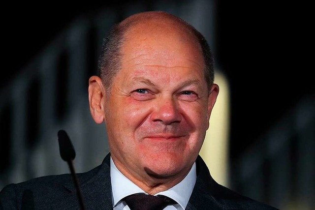 Bundeskanzler Olaf Scholz ist der erst... einem Besuch seine Solidaritt zeigt.  | Foto: ADNAN BECI (AFP)