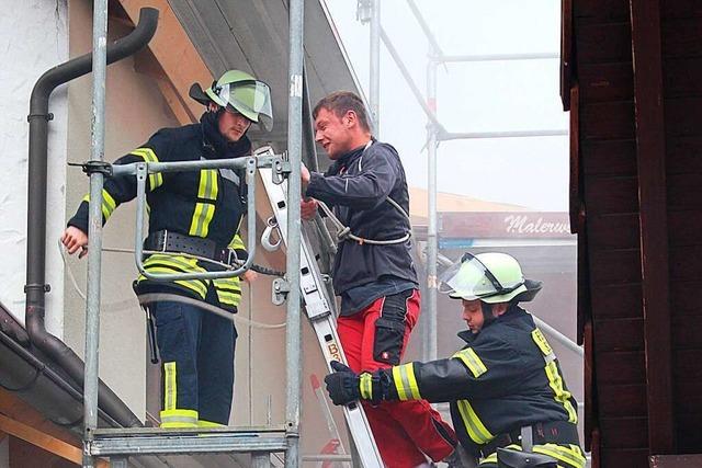 Die Freiwillige Feuerwehr Schwanau simuliert einen Brand in einer Brennerei