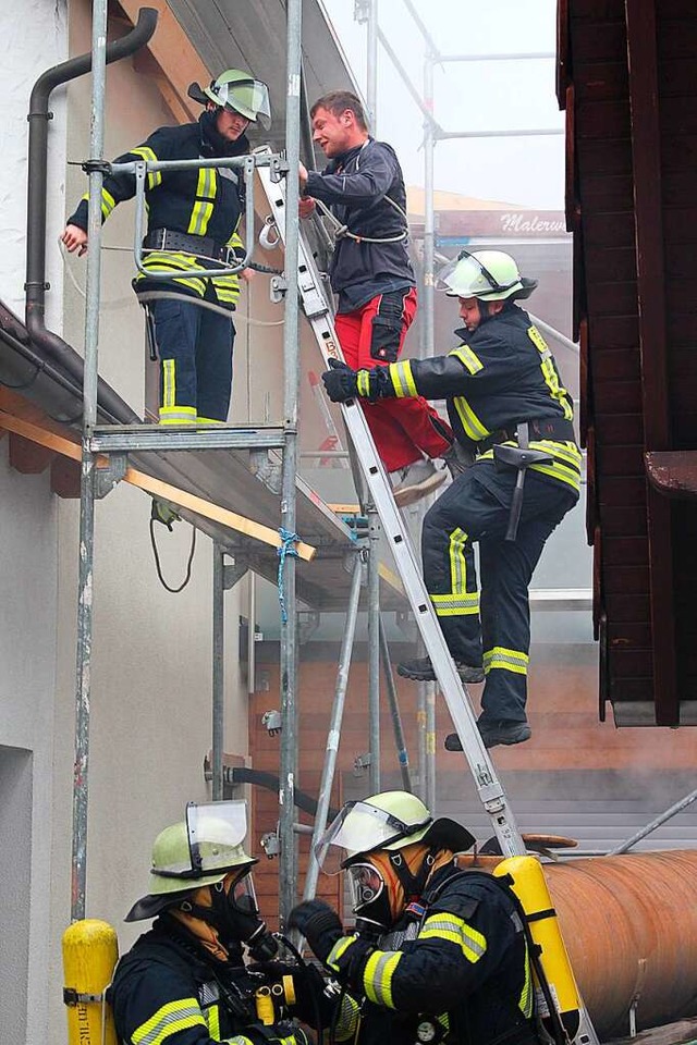 ber Steckleitern rettete die Feuerweh...r bung  die Personen aus dem Gebude.  | Foto: Reiner Beschorner