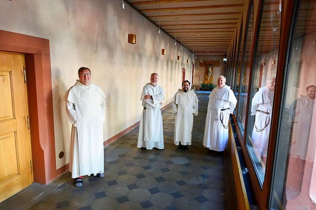 Pater Thomas (links), Pater Marek, Pat... Pater Richard im Kreuzgang St. Martin  | Foto: Ingo Schneider