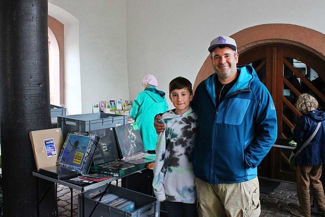 Bastian Merkt und sein Sohn sind auf S...ller ein trockenes Pltzchen gefunden.  | Foto: Enya Steinbrecher