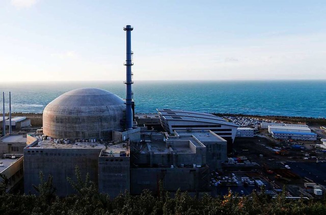 Das Atomkraftwerk in Flamanville. In d...ionen auch fr Atomstrom mglich sind.  | Foto: Charly Triballeau (dpa)