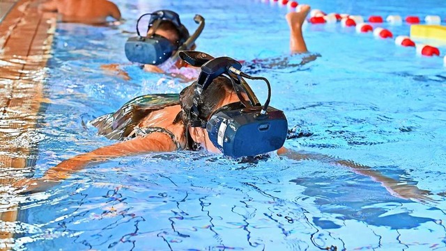 Durch VR-Brille und Schnorchel ist man vom Faulerbad schnell im Ozean.  | Foto: Michael Bamberger