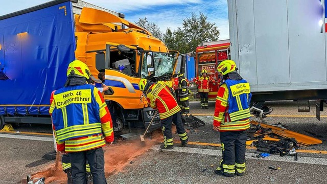 Die Feuerwehr Herbolzheim im Einsatz beim Lkw-Unfall auf der Autobahn.  | Foto: Marco Drr / EinsatzReport24
