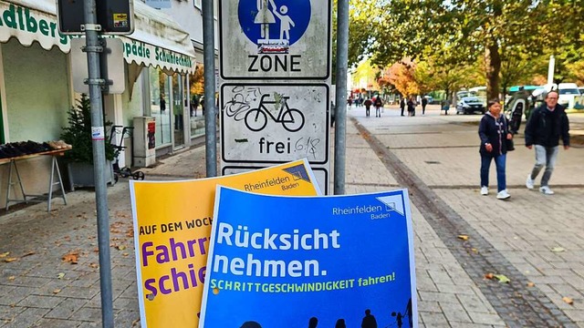 Mit Plakaten und Flyern will die Stadt...n der Fugngerzone aufmerksam machen.  | Foto: Stefan Ammann